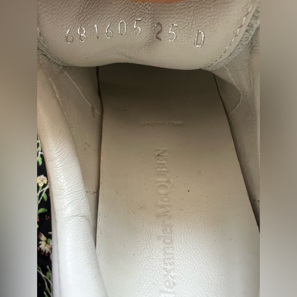 MCQUEEN
Little Girl's Oversized Glitter Sneakers, size EU 25 - Picture 4 of 13